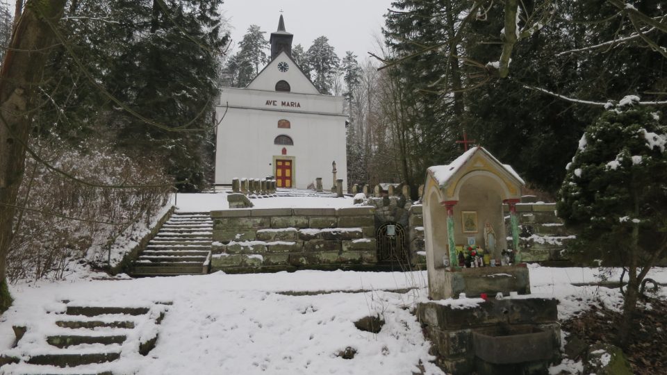 Studánka a kaple v poutním areálu Hory u České Třebové