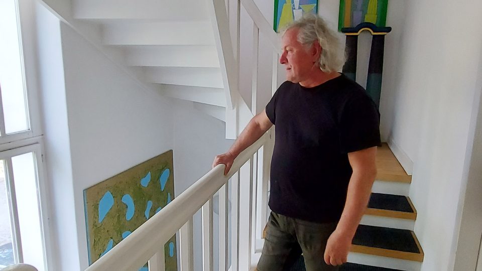Architekt a designér Bohuslav Horák na schodišti k ateliéru