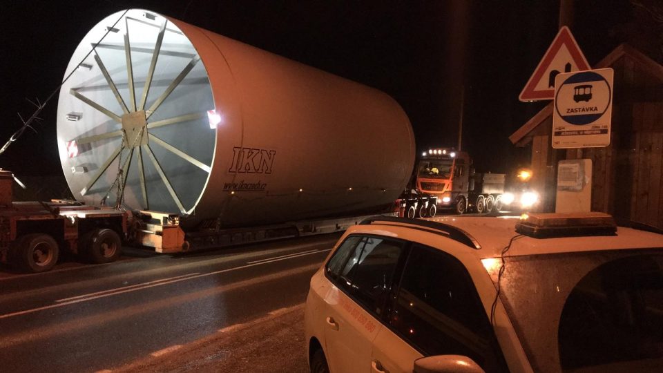 Technici ČEZ Distribuce musí na několika místech nadzvedávat vedení nízkého i vysokého napětí | foto: ČEZ Distribuce Technici ČEZ Distribuce musí na několika místech nadzvedávat vedení nízkého i vysokého napětí