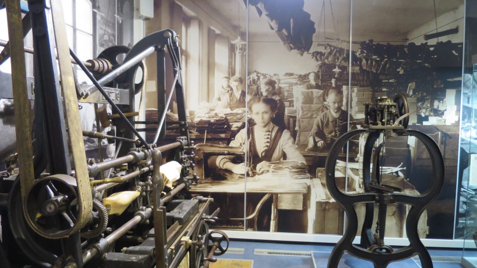 Dobovou atmosféru připomínají v expozici velkoformátové fotografie z továren, které ve Skuči kdysi působily