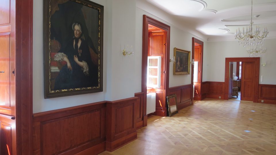 Hlavní sál zámečku Karlštejn zdobí originální obrazy