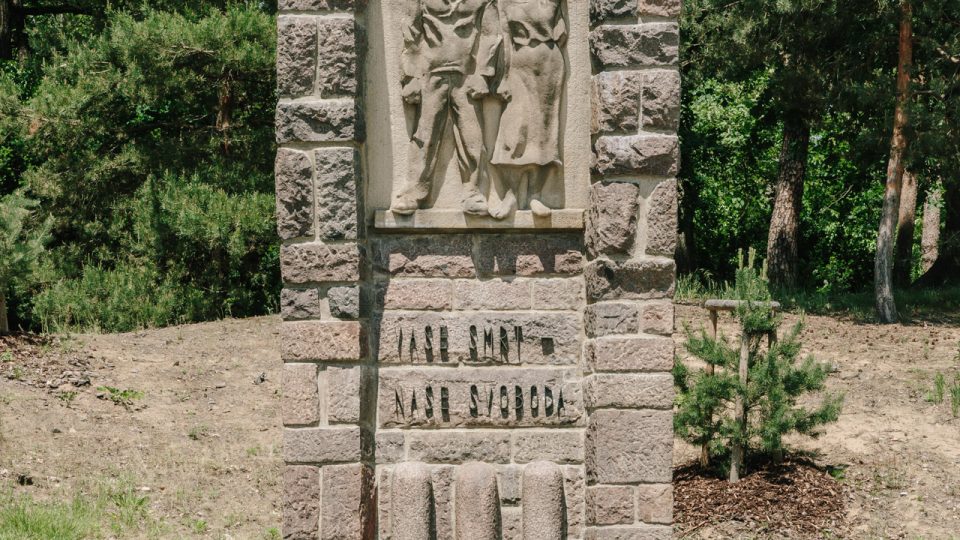 Původní památník obětem heydrichiády instalovaný krátce po válce