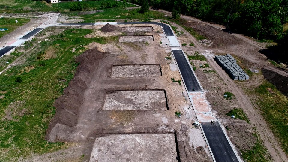 Pohled na plochu archeologického výzkumu před stavbou rodinných domů v Dašicích. Na spodním RD jsou vidět stopy pravěkých objektů