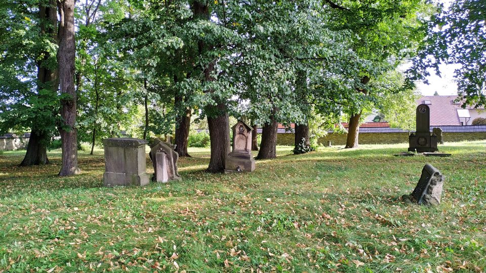 Tajné chodby údajně vedou pod hřbitovem v okolí rotundy