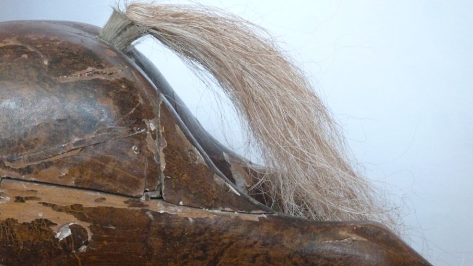 Oprava houpacího koně pro natáčení filmu M. Terezie