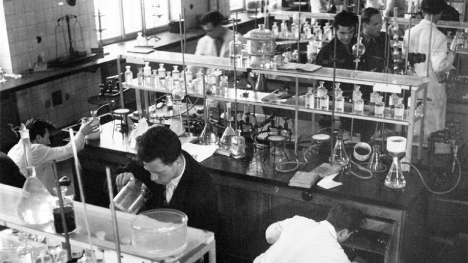 Laboratoř Vysoké školy chemicko - technologické v 50. letech 20. století