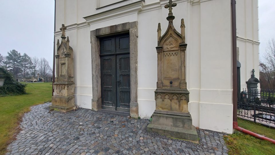 Historické stély při vstupu do kostela sv. Martina