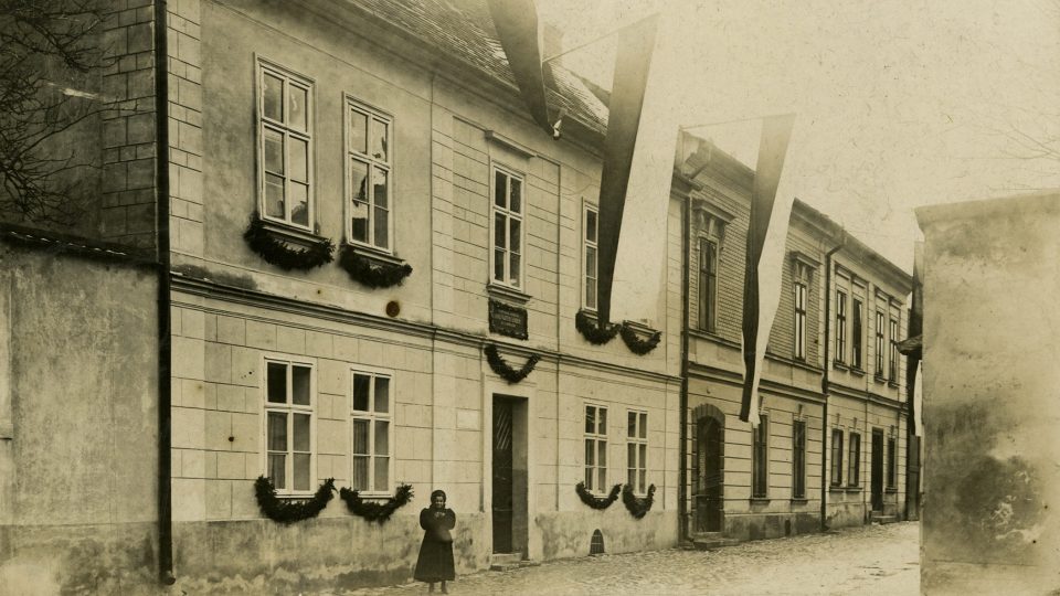 Šemberův dům v dobách, kdy v něm Alois Vojtěch Šembera s rodinou žil, v popředí zřejmě jeho dcera Zdeňka