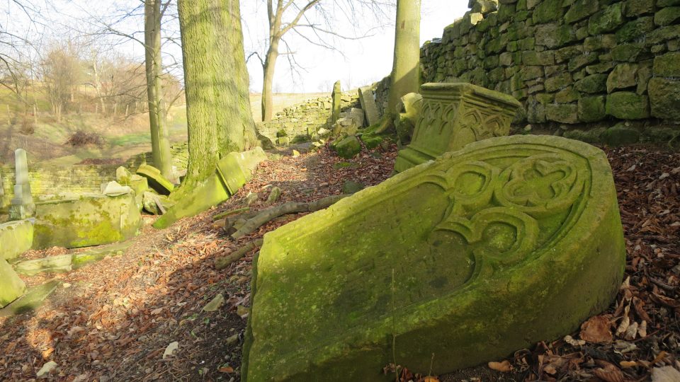 Kamenné náhrobky na židovském hřbitově v Litomyšli