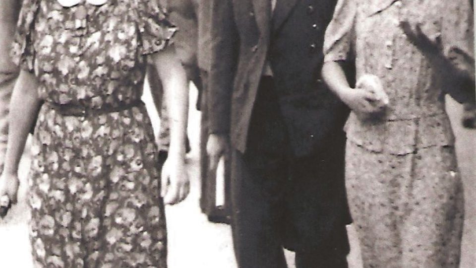 František Frischmann a spolužačky z gymnázia na Středoškolských hrách v Praze v roce 1938
