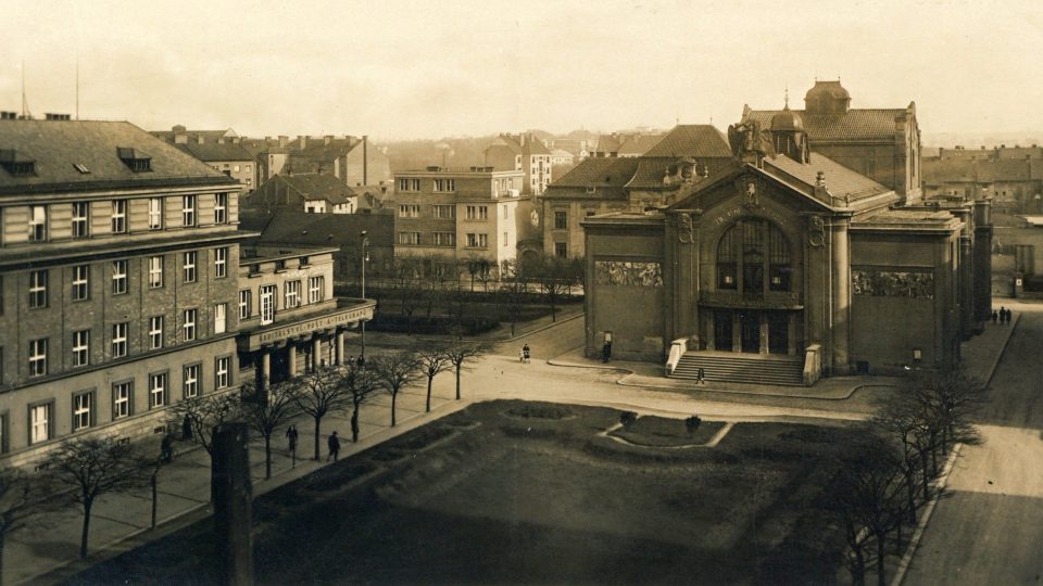 Historická pohlednice Pardubic, náměstí Republiky a divadlo, vlevo budova ředitelství pošt a telegrafů