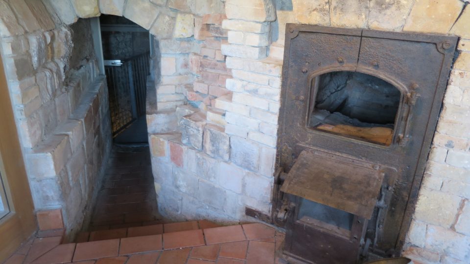 V prostoru topeniště byl uměle vybudovaný průchod do komína, aby návštěvníci získali představu o tom, jak vše fungovalo