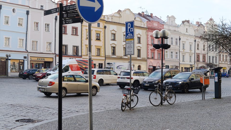 Ve východní části Pernštýnského náměstí zůstává placené parkoviště
