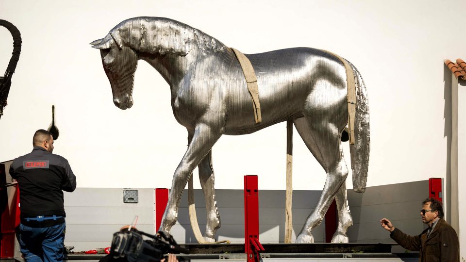 Instalace nerezové sochy koně u pardubického zámku
