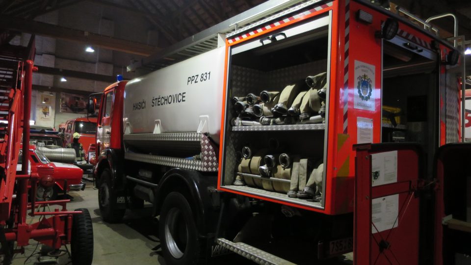 Cisternu Mercedes Benz o  obsahu 11 000 litrů dostalo muzeum v Kočí od hasičů ze Štěchovic 