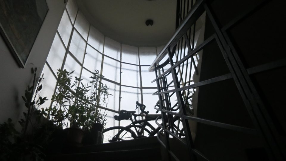 Pohled ze spodní části schodiště Čížkovy vily