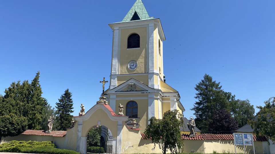Kostel sv. Filipa a Jakuba v Janově má novou věž, ta stará shořela