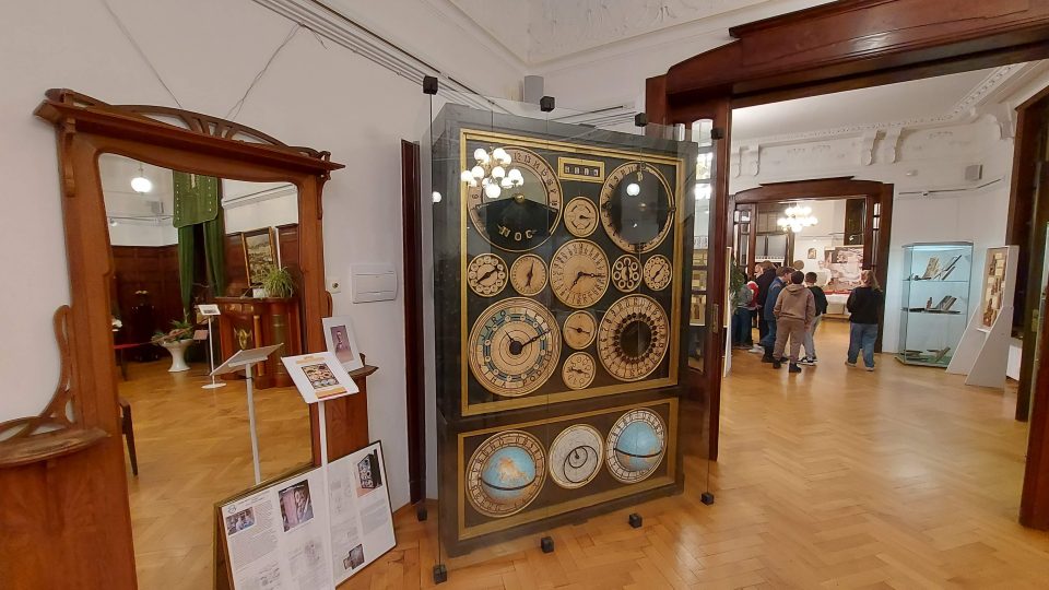 Jednou ze zajímavostí orlickoústeckého muzea je Planičkův orloj