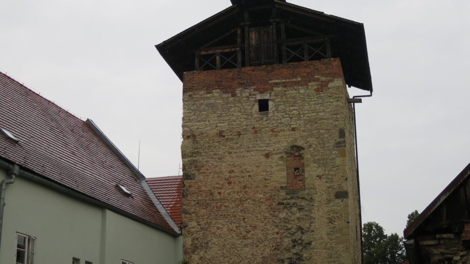 Ve věži je dodnes patrný zazděný východ na korunu hradeb