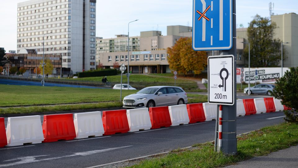 Řidiči při příjezdu od světelné křižovatky k Paláci Pardubice neodbočí, musí se nejdříve otočit na kruhovém objezdu