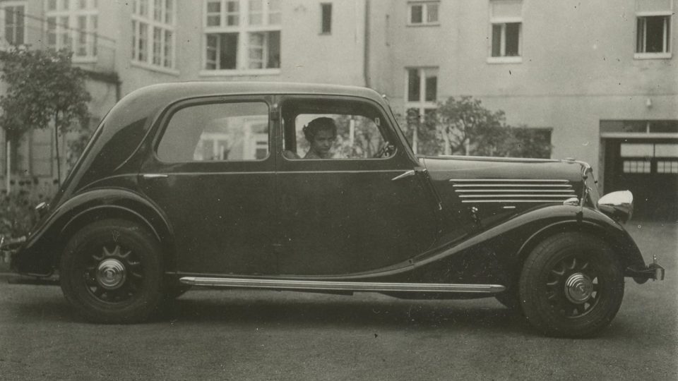 Nové auto lékaře Rudolfa Průchy v roce 1936