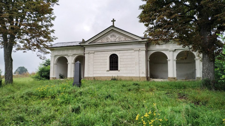 Dvě hrobky majitelů panství na hřbitově v Zámrsku