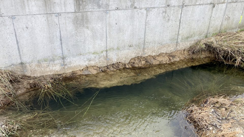 Voda pro povodních nešla přes, do Čankovic se dostala pod zdí