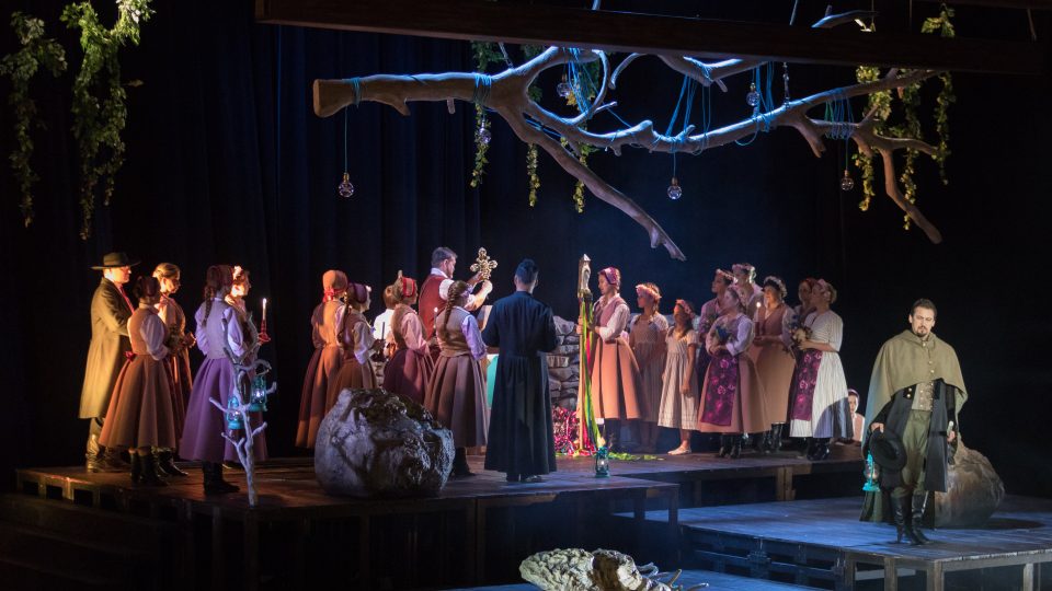Scéna z opery Tajemství Bedřicha Smetany, kterou Národní festival uvedl v roce 2017