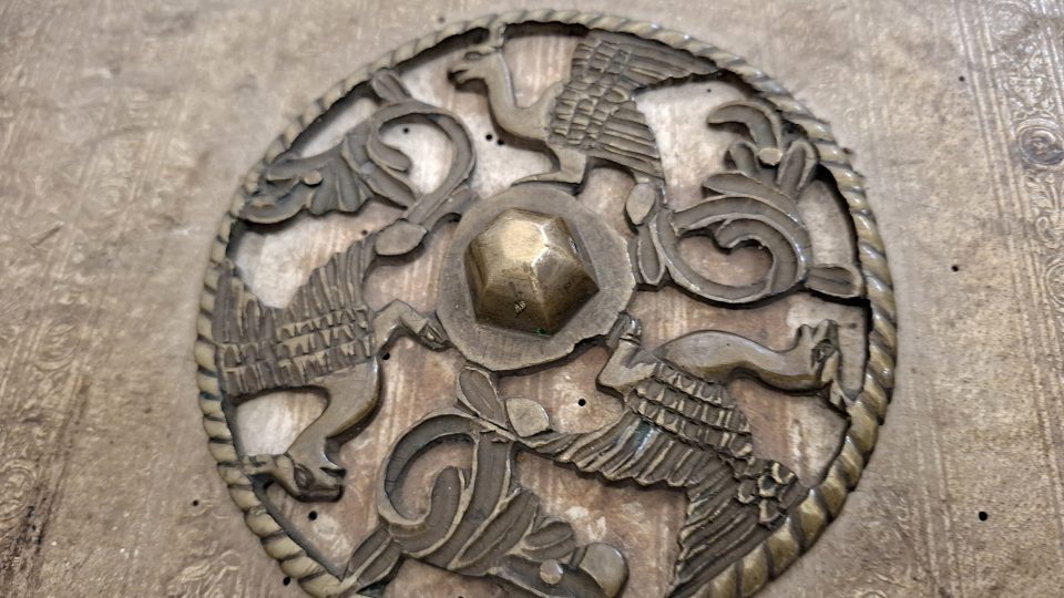 Detail ozdobného kování desek chrudimského graduálu z roku 1570