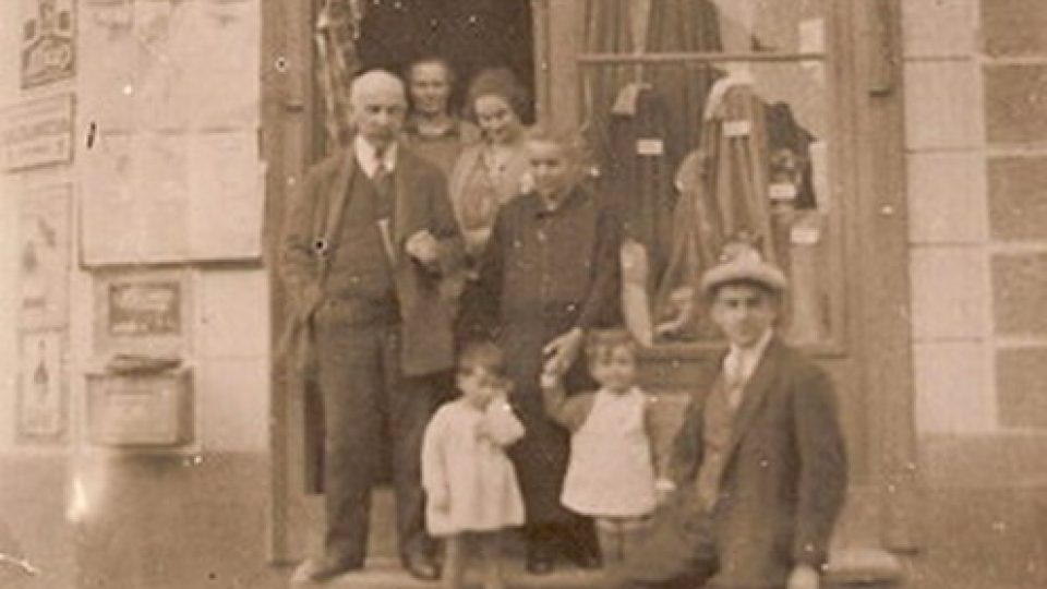 Polákovi před krámem v Luži v roce 1930