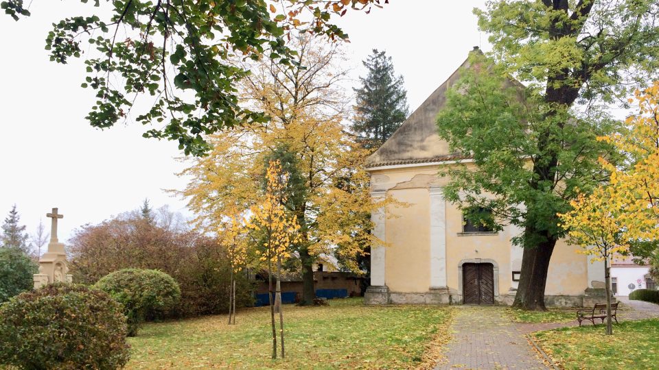 Kostel v Moravanech pochází z konce 18. století, stejně jako platan u jeho vchodu
