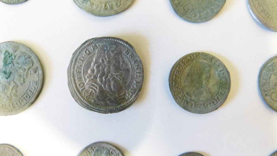 Detaily nalezených stříbrných mincí