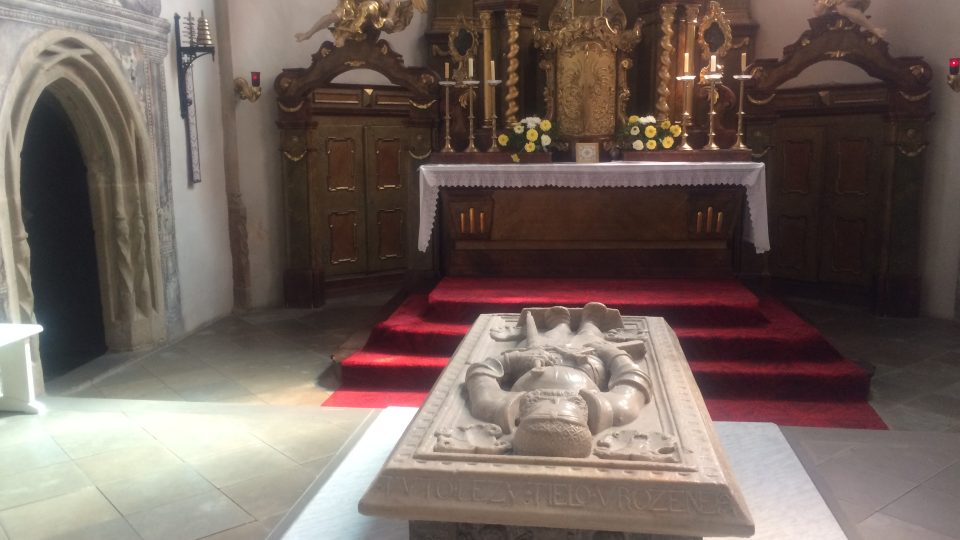 Umístění hrobky v presbytáři je kromě Pardubic už jen ve Svatovítské katedrále v Praze
