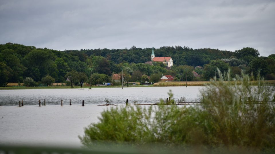 Zatopené pole mezi Úhřeticemi a Dvakačovicemi