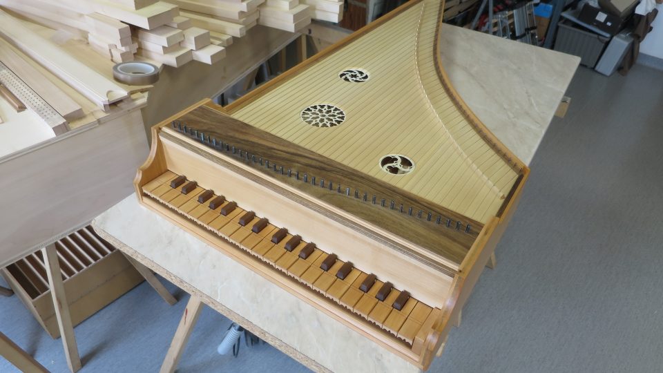 Stavění kopie středověkého klávesového nástroje clavisimbalum