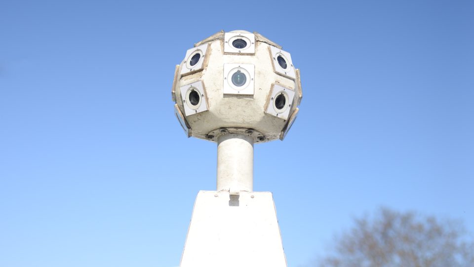 Na střeše je modul složený z 18 GoPro kamer a také dvojice vysoce přesných GPS přijímačů