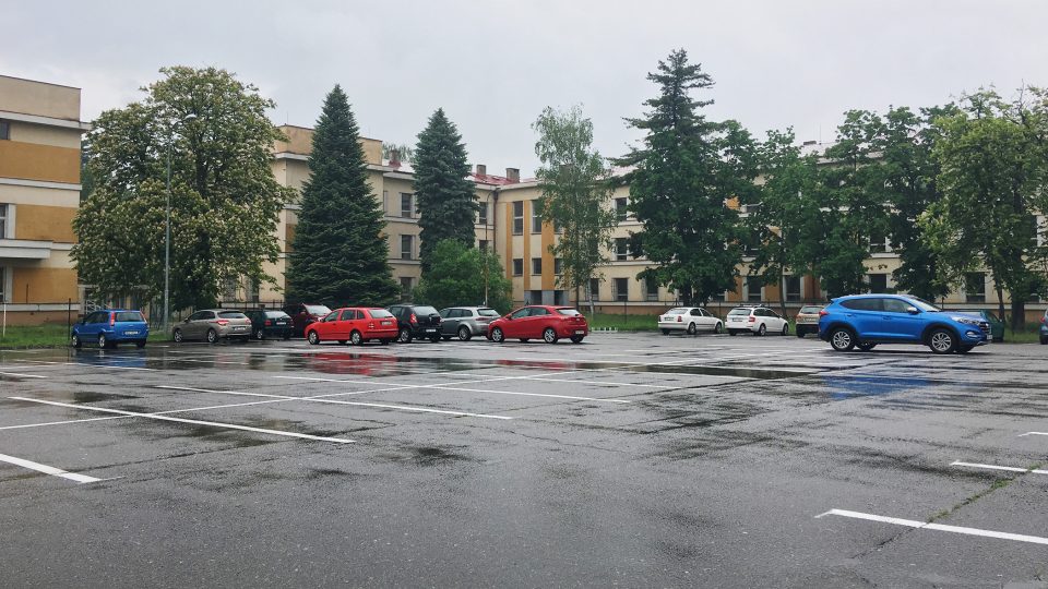 Odstavné parkoviště v Masarykových kasárnách používá týden po zavedení parkovného pár aut