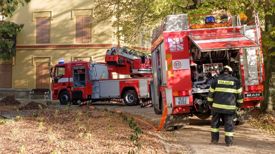 Hasiči zasahují u cvičného požáru na zámku ve Slatiňanech