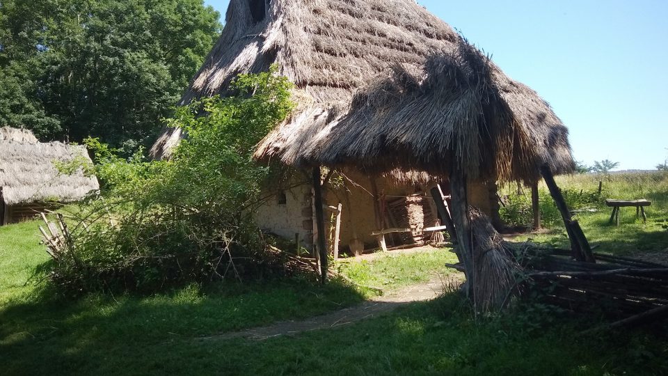 Roubený dům z 13. století. Střechu nesou dřevěné sloupy postavené uvnitř podél štítů