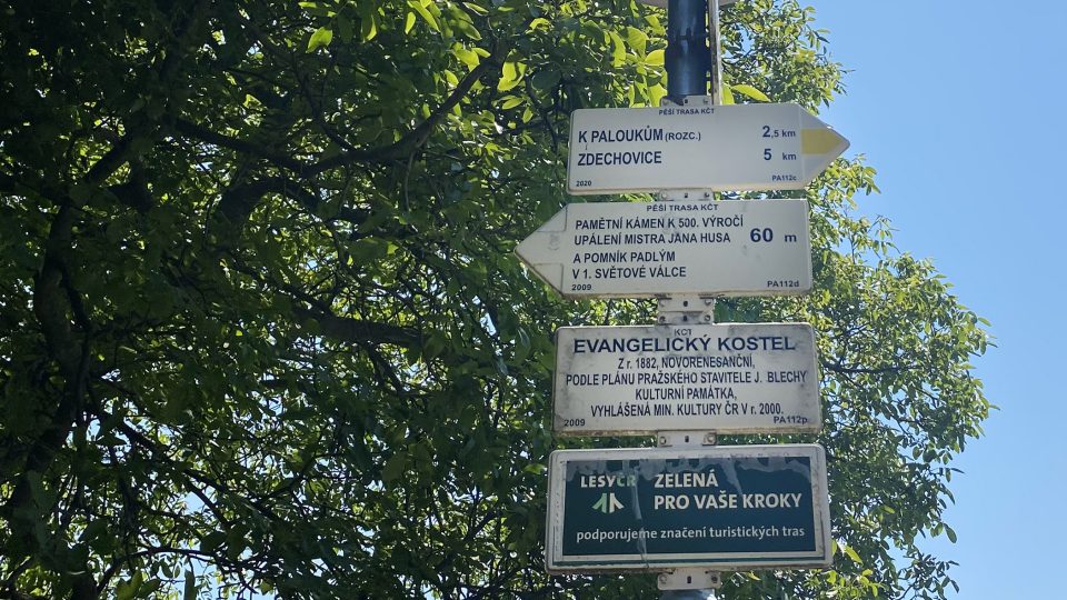 Přes Chvaletice vede řada turistických tras
