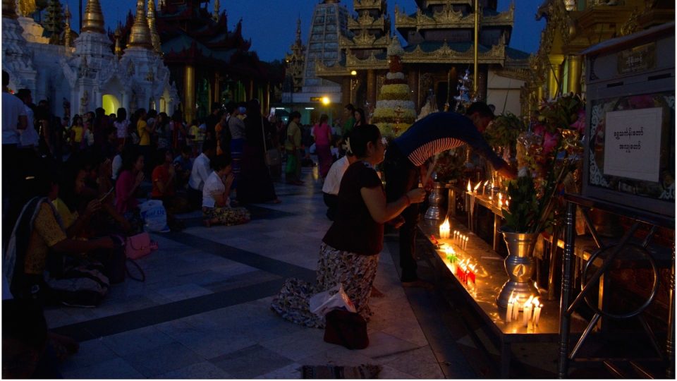 Víra, uctívání a přinášení obětin patří v Barmě ke každodennímu životu