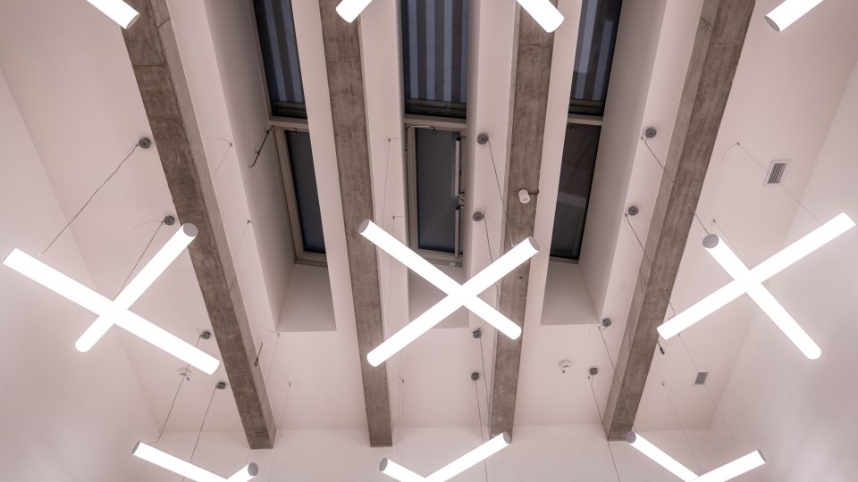 Umělé osvětlení doplňují v Gočárově galerii i průřezy strechy, které je možné variabilně zastiňovat