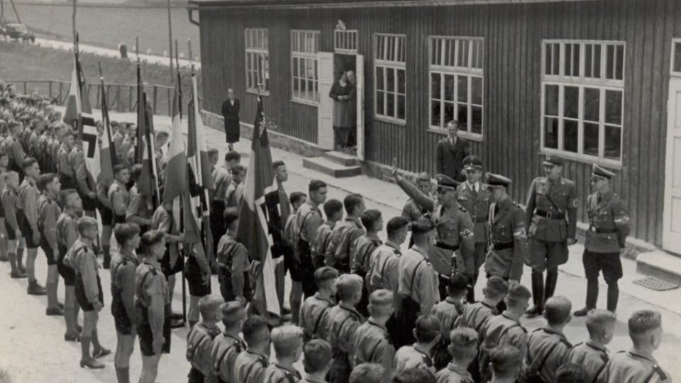 Mladí chlapci z Hitlerjugend nastoupení v Králíkách