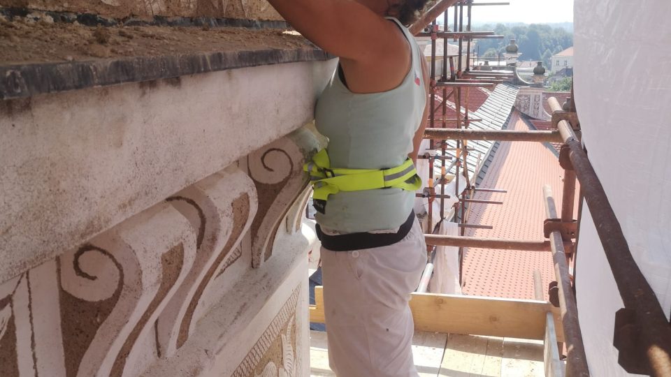 Jana Waisserová při restaurování renesančních komínů litomyšlského zámku