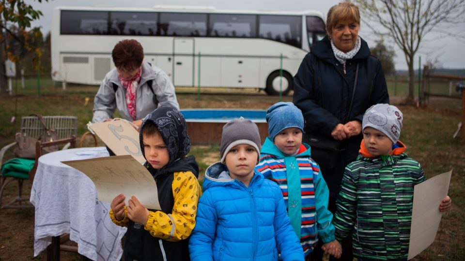 Autobusem jezdí na výlety se seniory nově i školkové děti