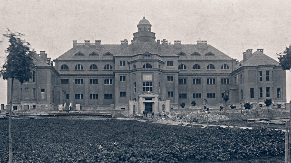 Stavba gymnázia v Litomyšli začala v roce 1921