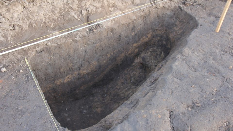 Archeologové zatím při průzkumu odkryli necelou stovku jam.