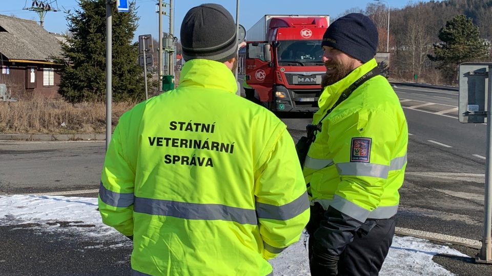 Veterináři s policií a celníky kvůli kauze s polským masem kontrolují kamiony u hranic s Polskem. Fotografie z Královéhradeckého kraje