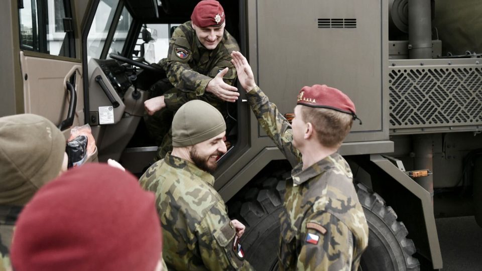 Vojáci s sebou na Slovensko berou útočná vozidla Kajman Landrover, těžkou dopravní i speciální techniku, ale také stany.