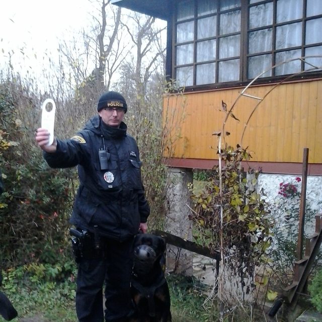 Strážník kontroluje jednu z chatek v Pardubicích | foto: Drahomíra Bačkorová